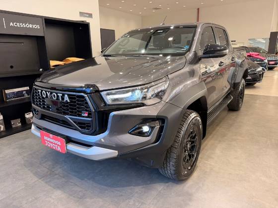TOYOTA HILUX 2.8 D-4D TURBO DIESEL CD GR-S 4X4 AUTOMÁTICO TOYOTA HILUX 2.8 D-4D TURBO DIESEL CD GR-S 4X4 AUTOMÁTICO